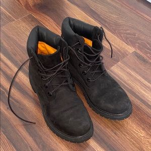 black timberlands size 7.5 men’s 9.5 women’s